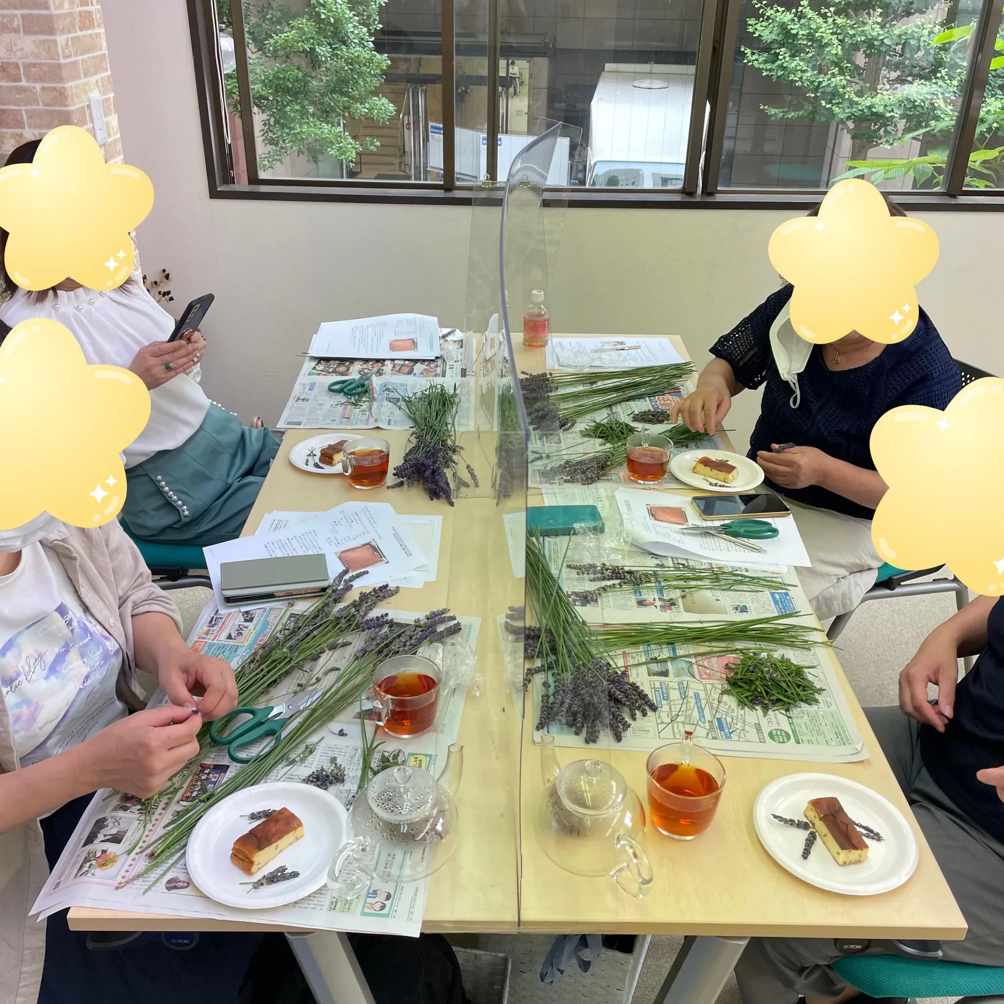 フレッシュラベンダーを使った実習の様子 ヴィーナースハーバルライフ講座