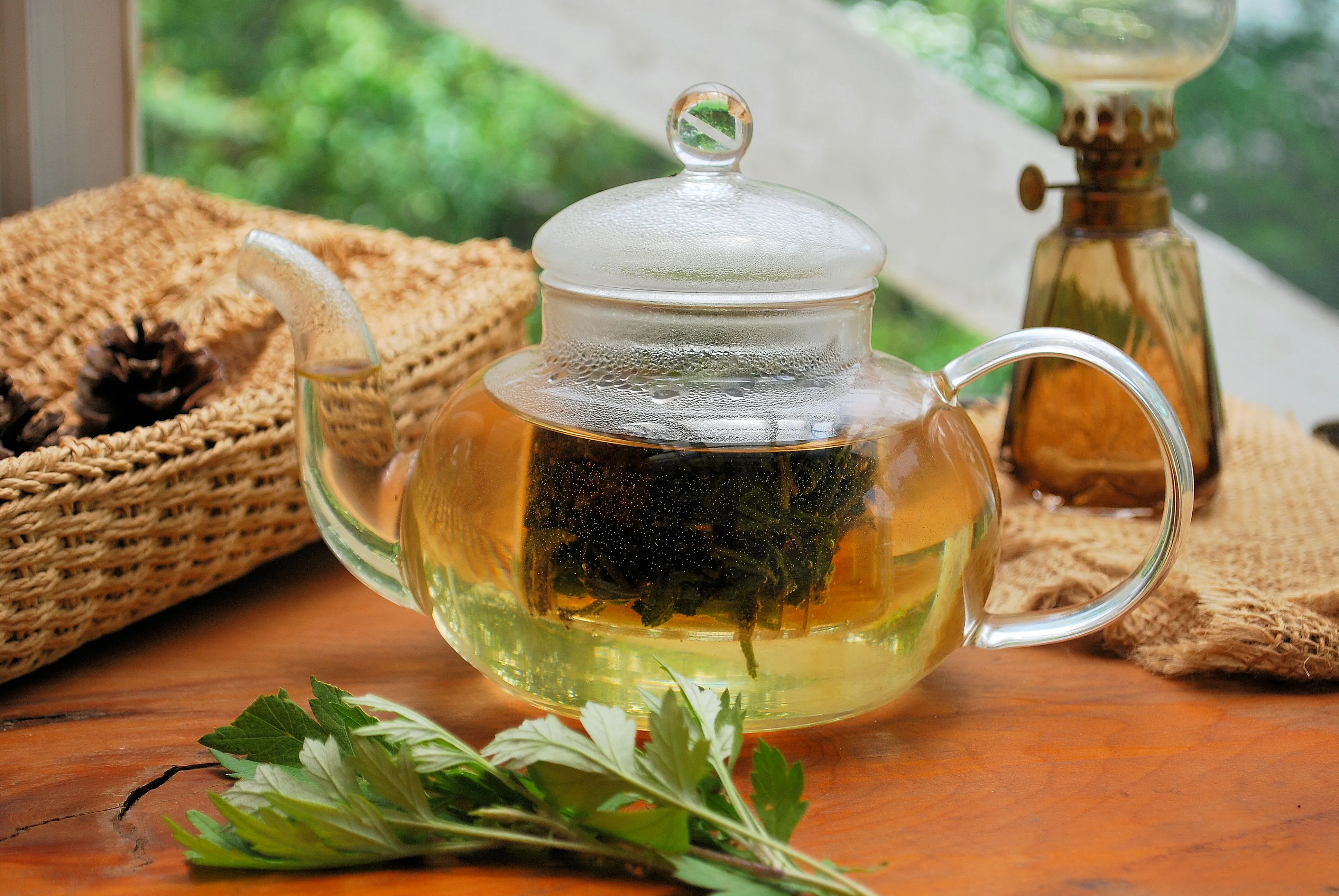 12種類の日本のハーブティーカップが並ぶ様子。クロモジ茶・ヨモギ茶・大和当帰茶など日本古来のハーブティーを試飲できる体験講座｜ヴィーナース メディカルハーブLABO 東京秋葉原校