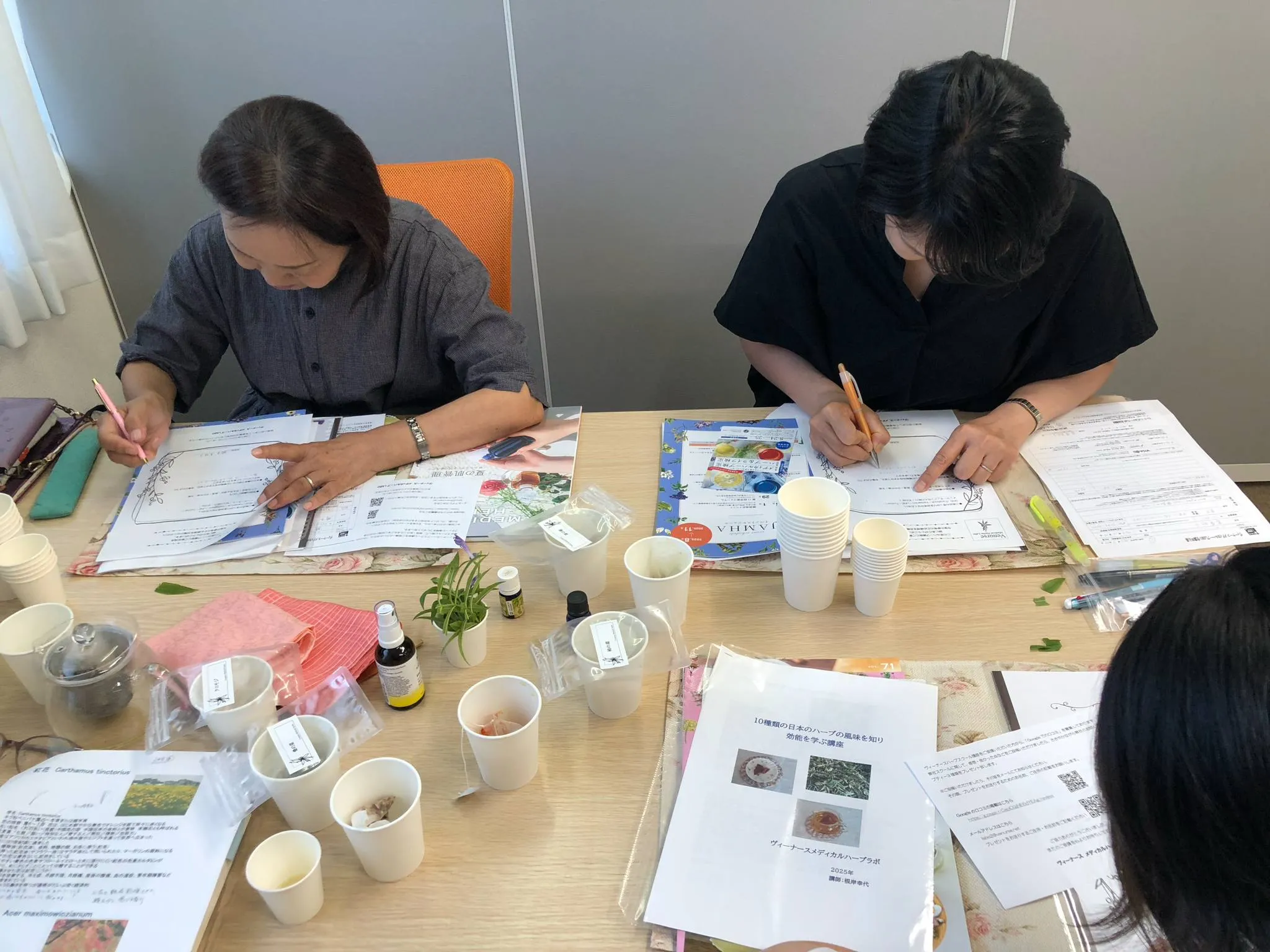 15種類のメディカルハーブを試飲しながら効能を学ぶ講座の様子 ヴィーナース東京秋葉原