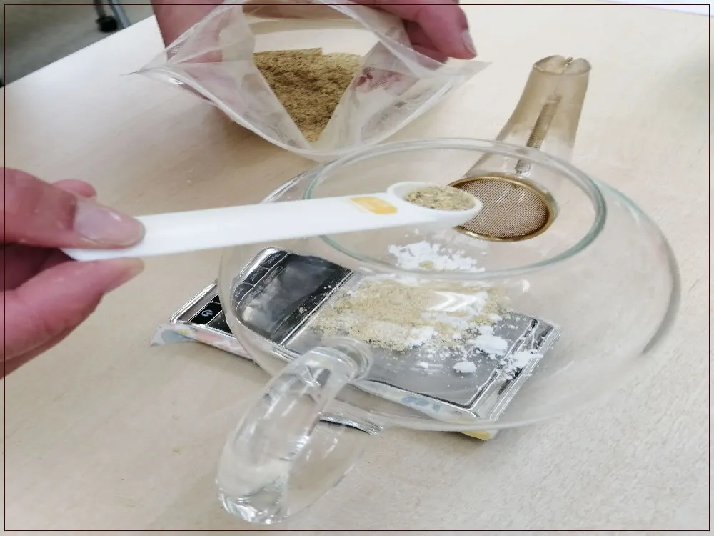 容量を測りながら葛根茶を作る実習