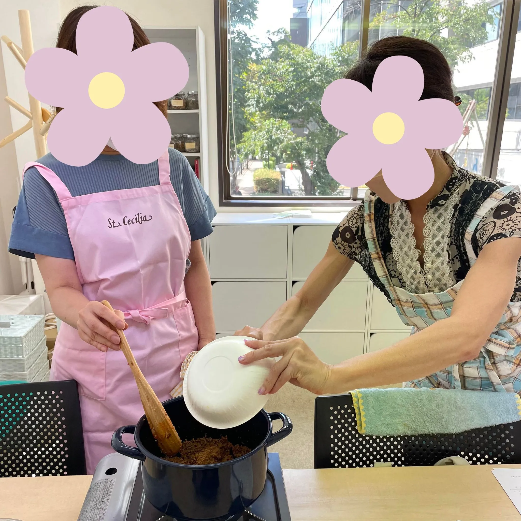 ガラムマサラを調合するスパイスカレー講座の様子 ヴィーナース東京秋葉原