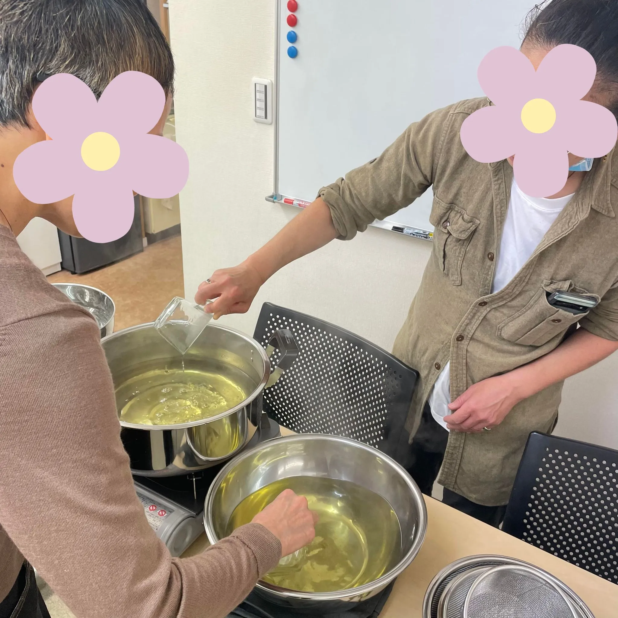 ドライハーブを使ったハーブ染めストール実習の様子 ヴィーナース東京秋葉原